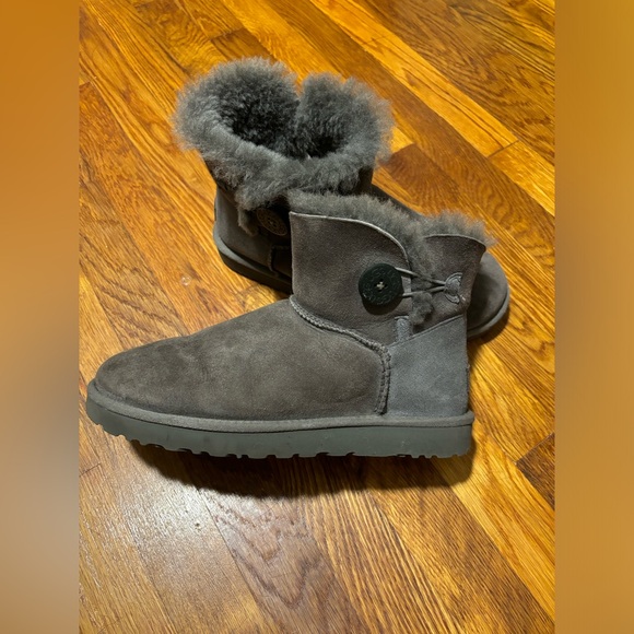 Woman’s Ugg Mini Bailey Boots - Picture 5 of 7
